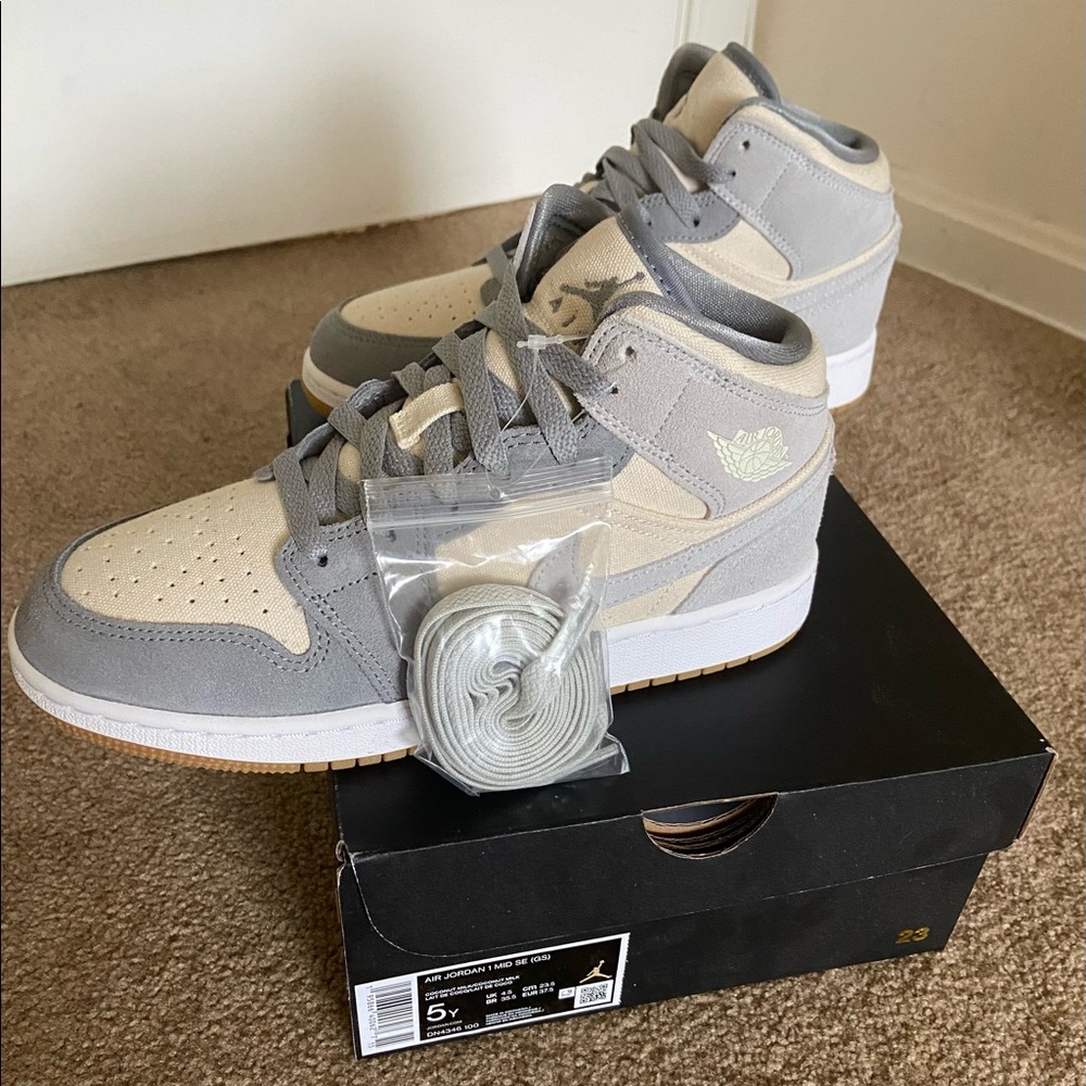 Jordan 1 Coconut Milk Particle Grey NIB never worn Big kids size 5Y / 6.5W